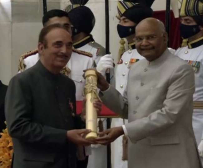 गुलाम नबी आजाद समेत कई दिग्गज पद्म पुरस्कारों से सम्मानित