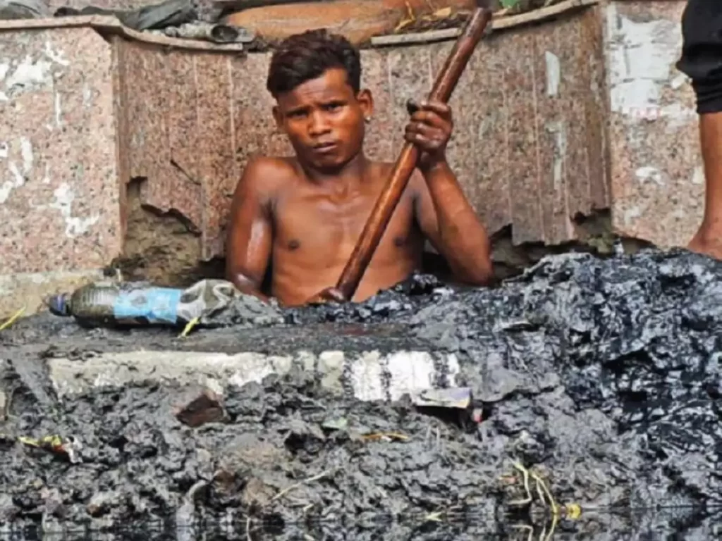 दिल्ली: सीवर में फंसे 4 लोगों ने तोड़ा दम, केबल की मरम्मत करने उतरे थे मजदूर