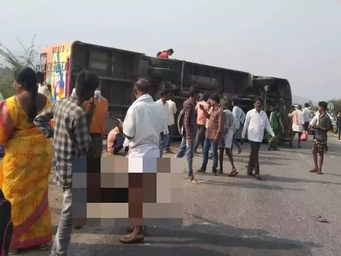 कर्नाटक के तुमकुर जिले में बस पलटी, आठ लोगों की मौत, 20 घायल