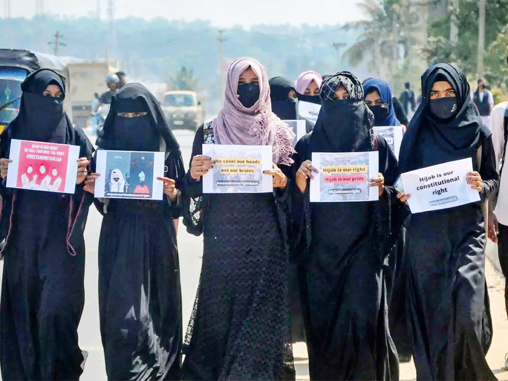 हिजाब मामले में हाई कोर्ट के फैसले के खिलाफ मुस्लिम संगठनों का आज कर्नाटक बंद