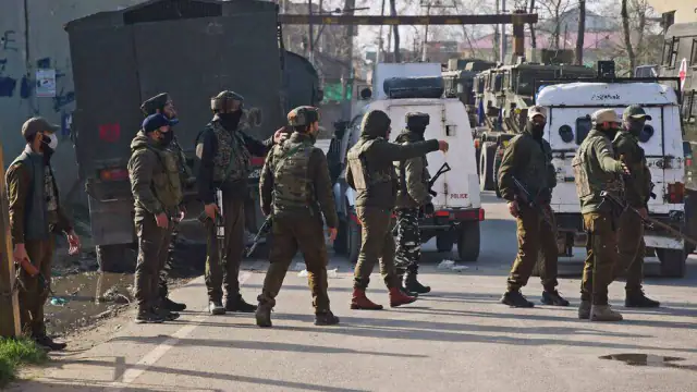 कश्मीर: आतंकियों के एनकाउंटर के बाद पत्थरबाजी, पुलिस ने 15 को किया गिरफ्तार