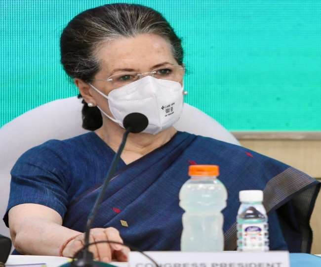 सोनिया गांधी पद छोड़ने को तैयार लेकिन कार्यसमिति ने ठुकराई इस्तीफे की पेशकश