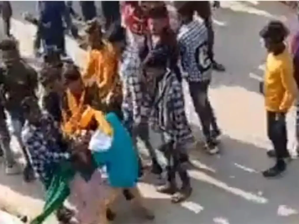 शर्मनाक! मप्र के भगोरिया मेले में आदिवासी बच्ची के साथ छेड़खानी, वीडियो वायरल