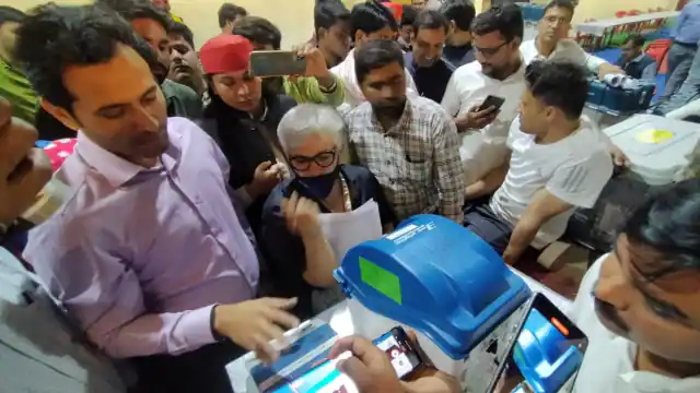 बनारस ईवीएम बवालः नोडल अधिकारी को निर्वाचन कार्य से हटाया, मतगणना स्थल जाने पर भी रोक