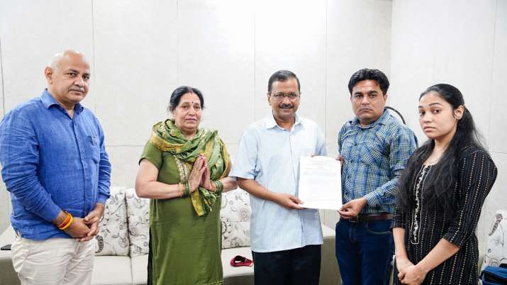 अंकित शर्मा के भाई को केजरीवाल सरकार ने दी नौकरी, दिल्ली दंगों में मारे गए थे आईबी अफसर