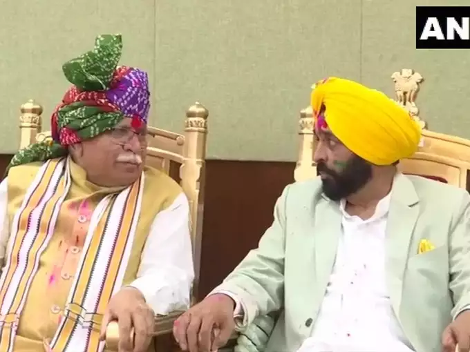 भगवंत मान पर खट्टर बोले- मुफ्त की घोषणाएं करो, फिर कटोरा लेकर पीएम के सामने खड़े हो जाओ Politics in Haryana has heated up after Punjab Chief Minister Bhagwant Mann met Prime Minister Narendra Modi recently, demanding a package of Rs 50,000 crore for the state for two years.