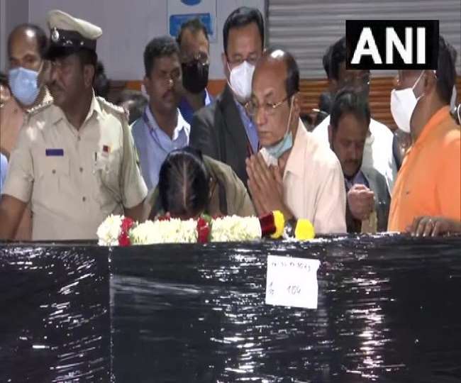रूस और यूक्रेन युद्ध के 26वें दिन बेंगलुरू लाया गया छात्र नवीन का पार्थिव शरीर