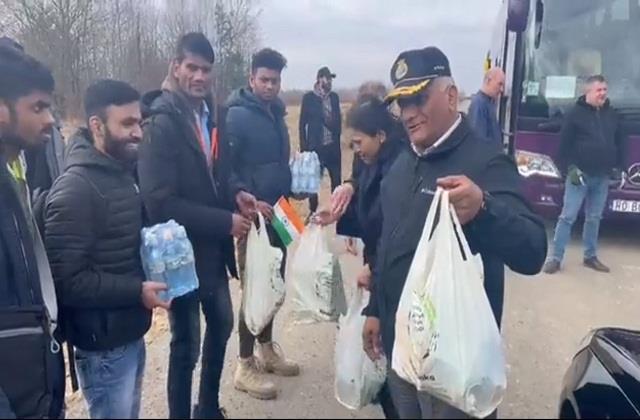पोलैंड-यूक्रेन सीमा पर फंसे भारतीय छात्रों से मिले वीके सिंह