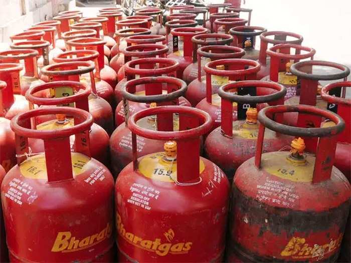 आज से कॉमर्शियल एलपीजी सिलेंडर लेने के लिए 105 रुपये अधिक चुकाने होंगे