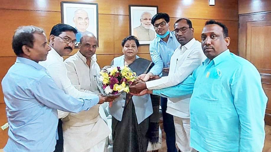 राज्यपाल अनुसुईया उइके से उत्तर प्रदेश के गोंड़ समुदाय के प्रतिनिधियों ने की भेंट The representatives of Gond community of Kushinagar of Purvanchal of Uttar Pradesh met Governor Anusuiya Uikey at Chhattisgarh Bhawan in New Delhi under the leadership of Shri Radheshyam Gond.