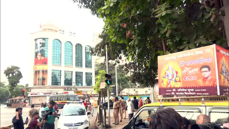 लाउडस्पीकर विवादः मनसे ने शिवसेना भवन पर किया हनुमान चालीसा का पाठ, पुलिस ने बंद करवाया