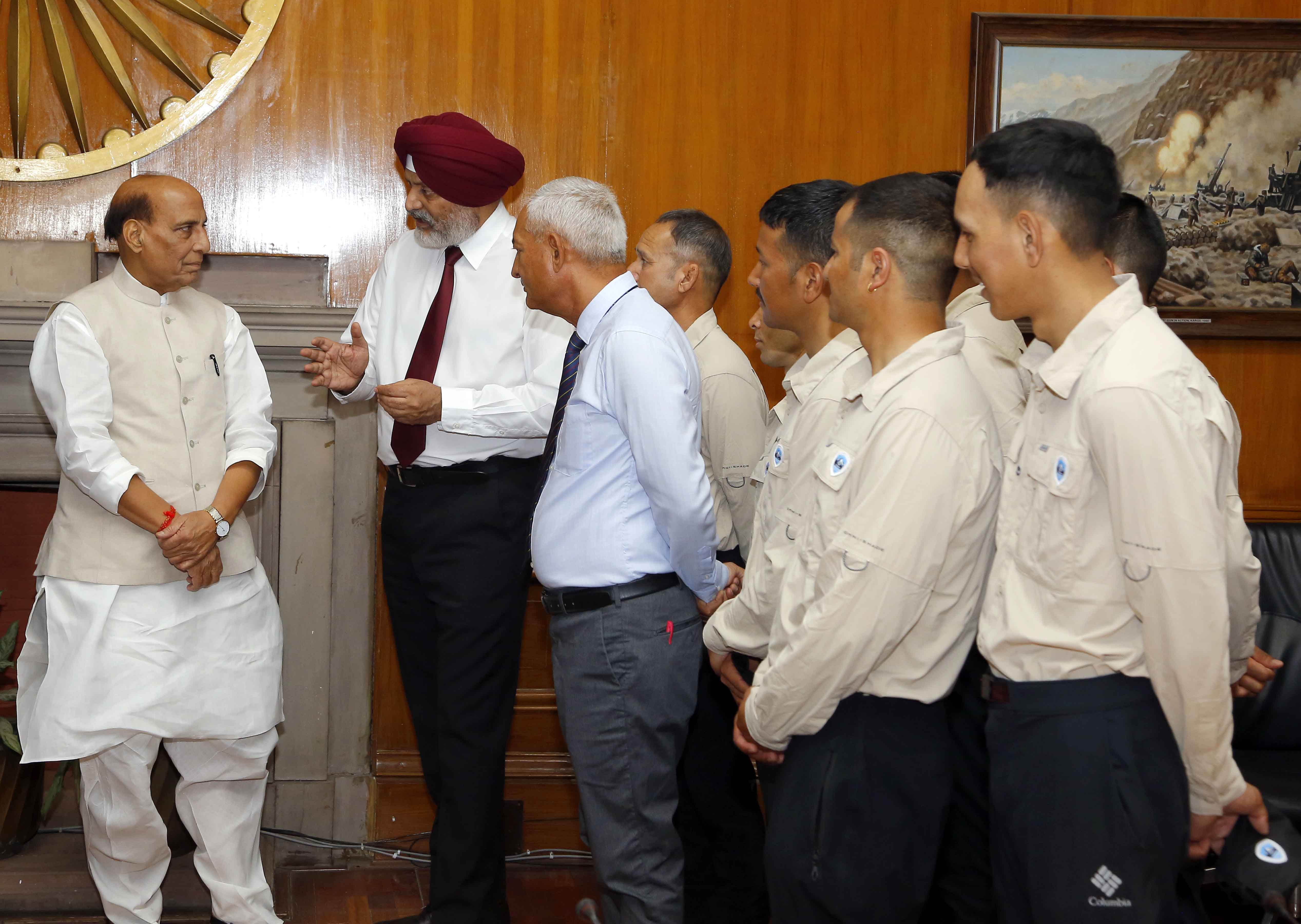 रक्षा मंत्री राजनाथ सिंह ने नई दिल्ली में तिरंगा माउंटेन रेस्क्यू दल के साथ की बातचीत
