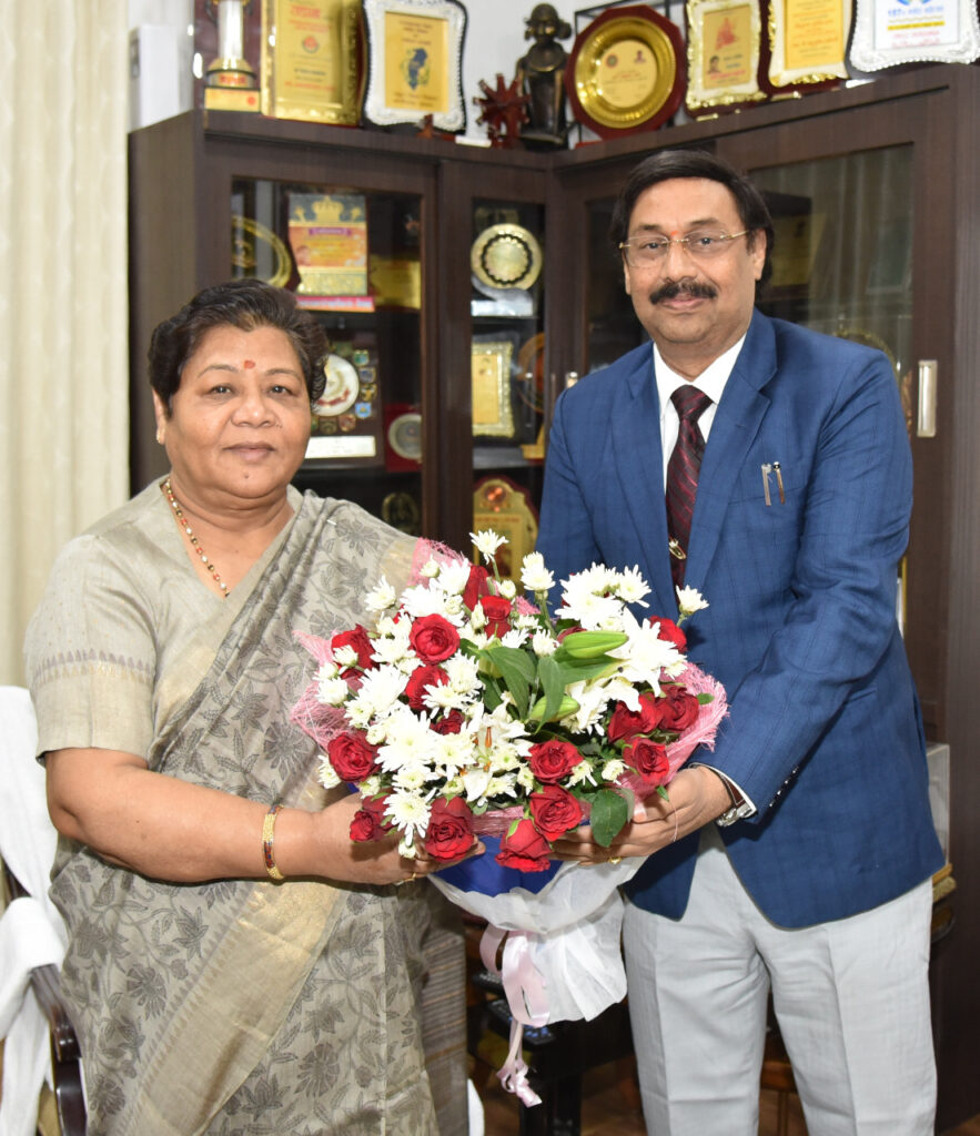 छत्तीसगढ़ अपडेट- राज्यपाल अनुसुईया उइके से विधानसभा के नवनियुक्त सचिव श्री शर्मा समेत कई अधिकारियों ने की सौजन्य भेंट
