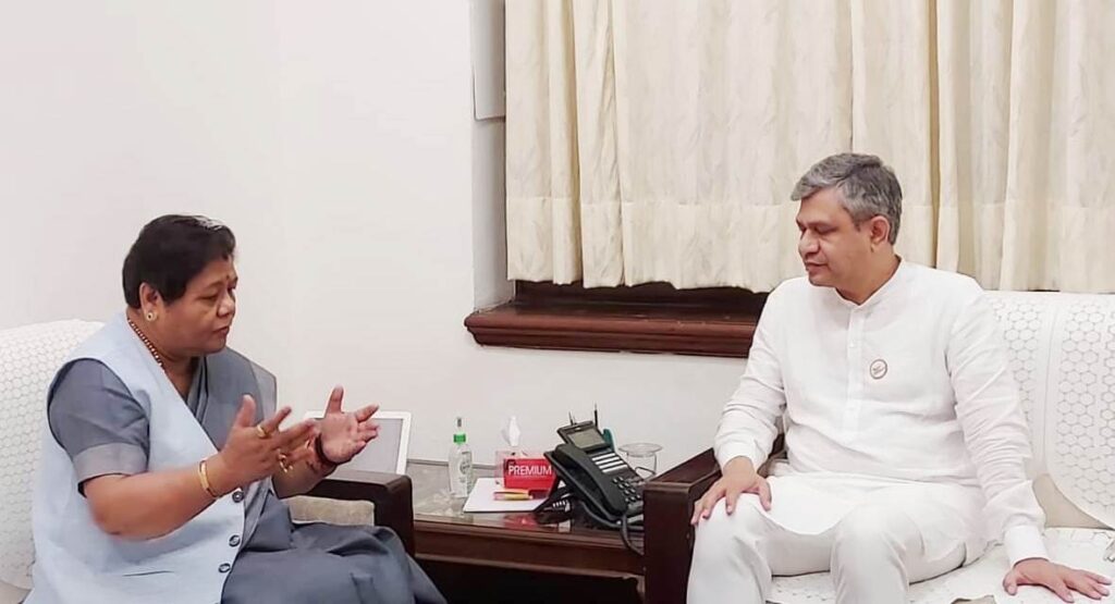 राज्यपाल अनुसुईया उइके ने केन्द्रीय रेलमंत्री से की मुलाकात, रेल कनेक्टिविटी और यात्री सुविधाओं के विस्तार के संबंध में की चर्चा Governor Ms. Anusuiya Uikey had a courtesy call on Union Railway Minister Shri Ashwini Vaishnav at Parliament House in New Delhi last day.