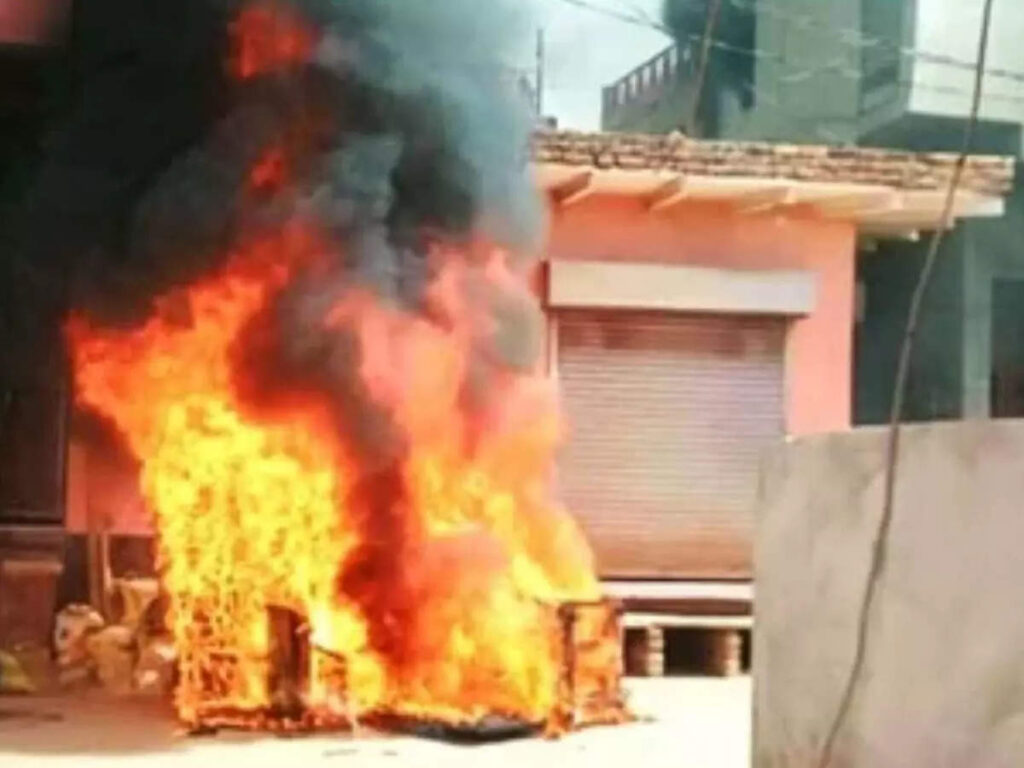 आगरा में युवती अपहरण के बाद बवाल: आरोपी जिम संचालक गिरफ्त से बाहर, आगजनी