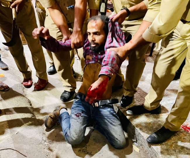 गोरखनाथ मंदिर की सुरक्षा में तैनात कर्मियों पर हमला, हमलावर बोला-कोई मुझे गोली मार दे