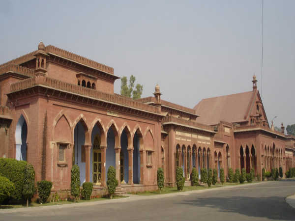 एएमयू की अर्मादित पढ़ाई में प्रोफेसर से हुई पूछताछ