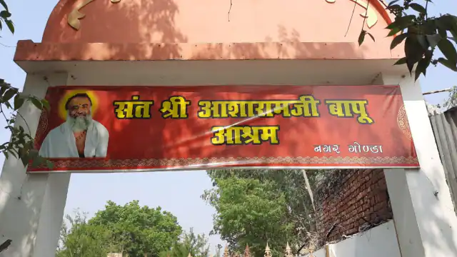 गोंडा के आसाराम बापू आश्रम में खड़ी कार में मिली लड़की की लाश, 3 साल से गायब है पिता