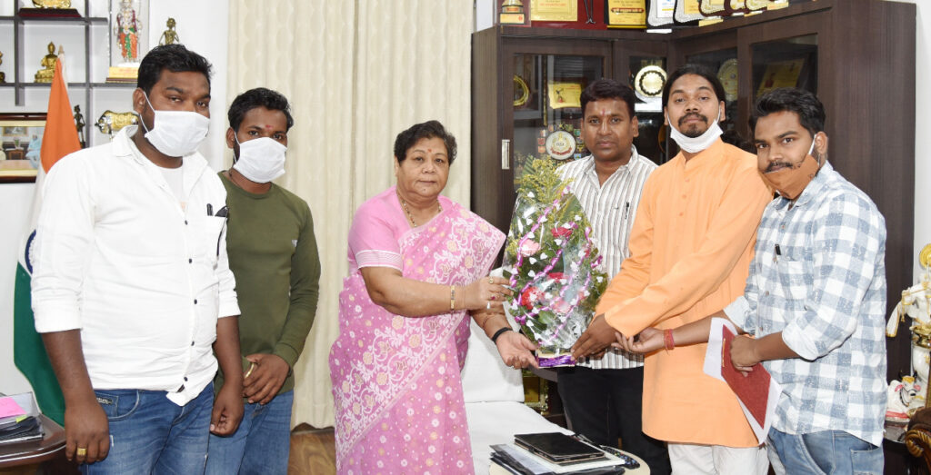 राज्यपाल सुश्री उइके से बैगा समाज के प्रतिनिधिमण्डल ने की भेंट, अपनी समस्याओं से कराया अवगत