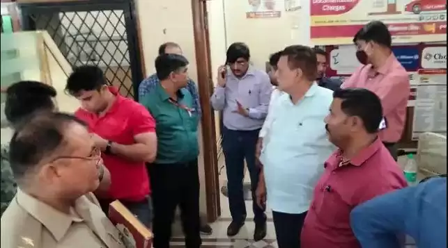 गाजियाबाद में बेखौफ बदमाश, पंजाब नेशनल बैंक को दिनदहाड़े लूटा