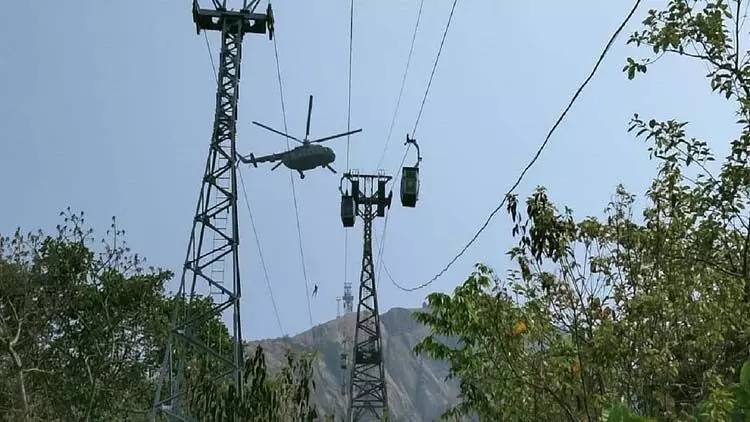 त्रिकुट रोपवे हादसा: आसमान और जमीन के बीच फंसी 48 जिंदगियां, ड्रोन से पहुंच रहा खाना
