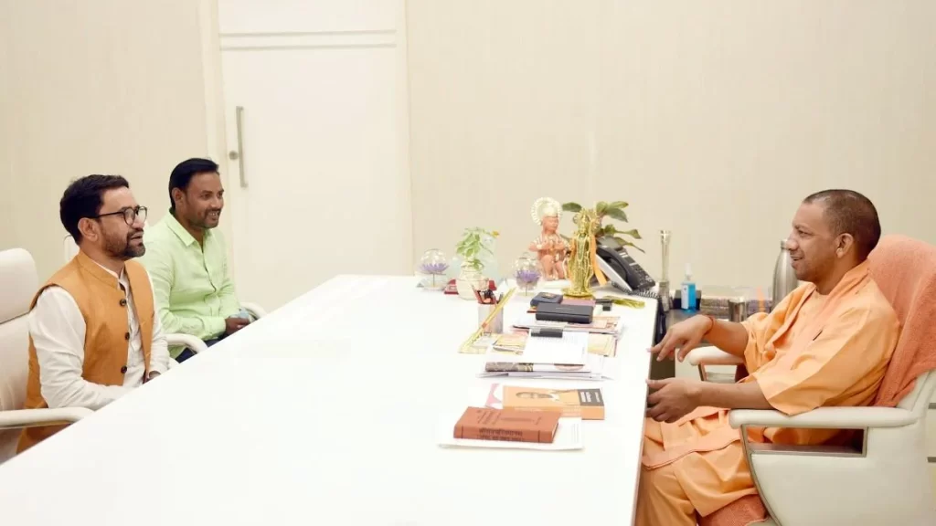 सीएम योगी से मिले राजपाल यादव और निरहुआ, आजमगढ़ के लिए उठाई ये मांग
