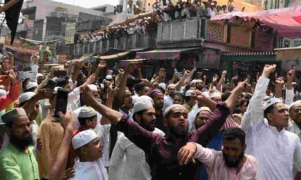 सहारनपुर में सड़क पर नमाज पढ़ने से रोकने पर बवाल, नमाजियों ने किया हंगामा, पुलिस फोर्स तैनात