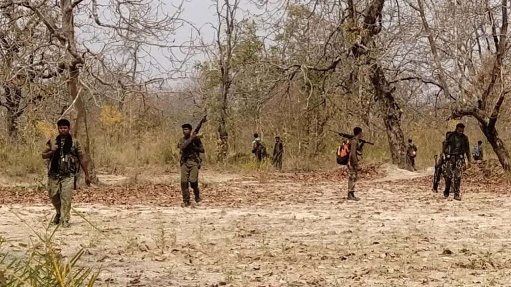 बीजापुर के सीएएफ कैंप पर नक्सलियों का हमला, 4 जवान घायल