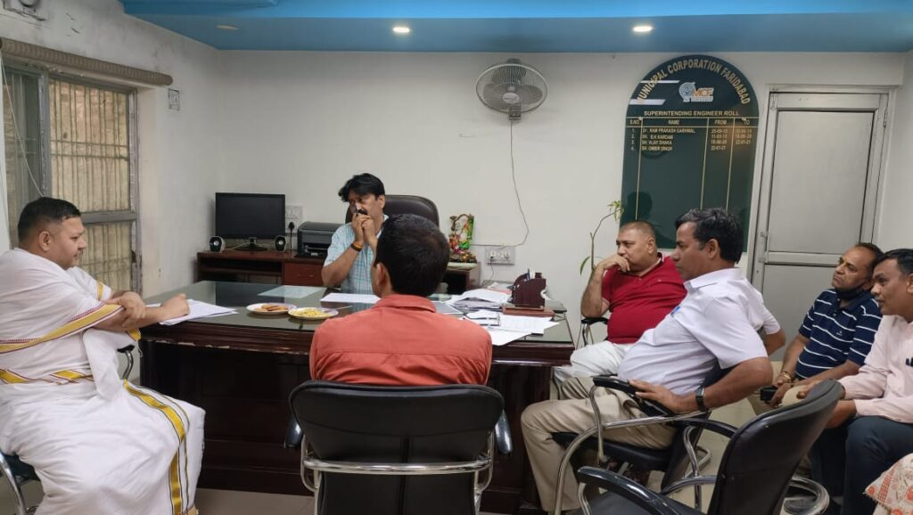 एनआईटी विधानसभा में लंबित विकास कार्यों को लेकर विधायक नीरज शर्मा ने नगर निगम मुख्यालय में की बैठक