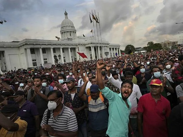 श्रीलंका में सड़कों पर जनसैलाबः प्रधानमंत्री का आवास घेरा, राजपक्षे के इस्तीफे की मांग