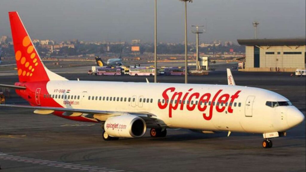 स्पाइसजेट के 90 पायलटों के खिलाफ डीजीसीए की कार्रवाई, 737 मैक्स एयरक्राफ्ट को उड़ाने पर लगाई रोक