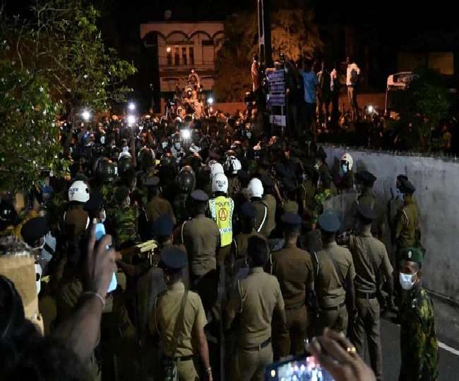 श्रीलंका में हालात बेकाबू, 36 घंटे का देशव्यापी कर्फ्यू, भारत ने भेजा 40,000 हजार टन डीजल
