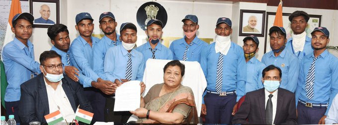 राज्यपाल अनुसुईया उइके से मिलकर केशकाल के स्कूली बच्चों ने सौंपा ज्ञापन