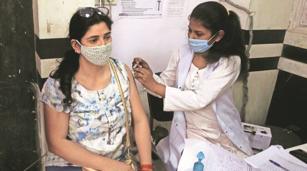 दिल्ली सरकार ने किया ऐलान, 18 से 59 साल से ऊपर के लोगों को फ्री में लगाई जाएगी Precaution Dose