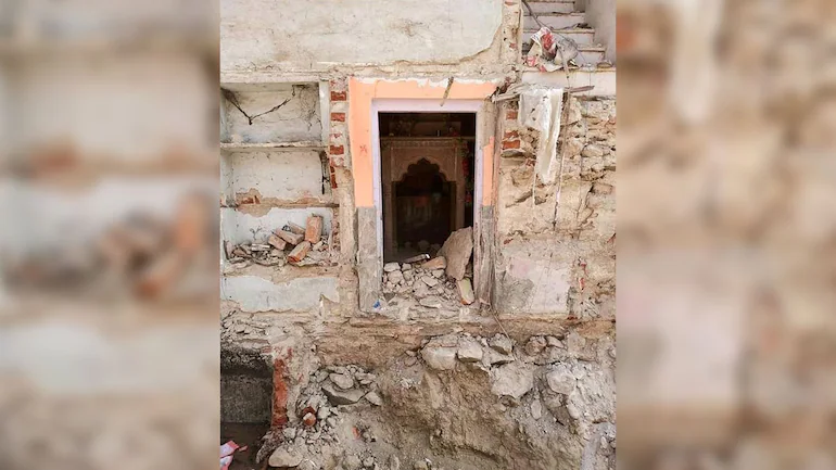 अलवर में 300 साल पुराने शिव मंदिर पर चला बुलडोजर, कई मूर्तियां हुई विखंडित