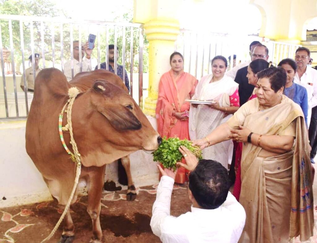 गाय की सेवा सबसे बड़ा पुण्य कार्य: राज्यपाल अनुसुईया उइके Governor Ms. Anusuiya Uike reached Manohar Gaushala at Khairagarh in Rajnandgaon on 27th April and offered prayers at Kamdhenu Mata Temple and fed the Gaumata. The operators of