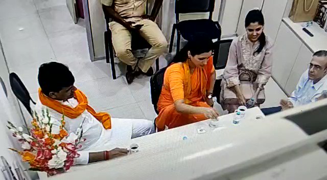 नवनीत राणा ने लगाया जेल में दुर्व्यवहार का आरोप तो मुंबई पुलिस कमिश्नर ने शेयर किया वीडियो
