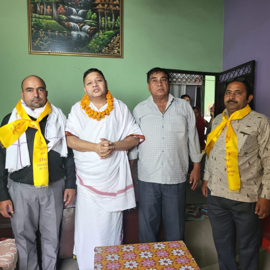 रिश्वत लेते हुए रंगे हाथों पकड़ा गया जेई, विधायक शर्मा ने उसे पकडवानें में मदद करने वाले लोंगो को किया सम्मानित