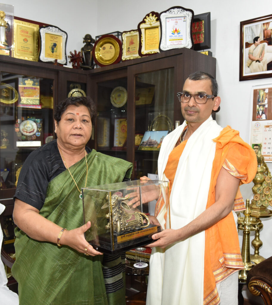 Swami Abhishek Brahmachari of Varanasi met Governor Ms. Anusuiya Uikey at Raj Bhavan. Governor Ms. Uike presented a shawl