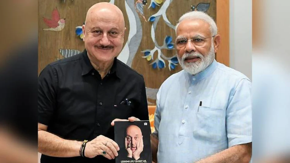अभिनेता अनुपम खेर ने प्रधानमंत्री मोदी को गिफ्ट किया मां का पसंदीदा तोहफा