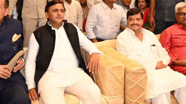 शादी समारोह में एक साथ नजर आए अखिलेश और शिवपाल, खूब सुर्खियां बटौर रही ये तस्वीर, जानें पूरा मामला