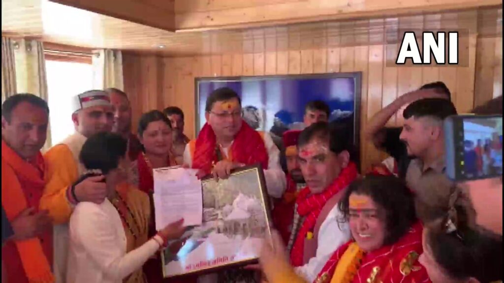 श्रद्धालुओं के लिए खुल गए गंगोत्री और यमुनोत्री धाम के कपाट, सीएम धामी भी रहे मौजूद