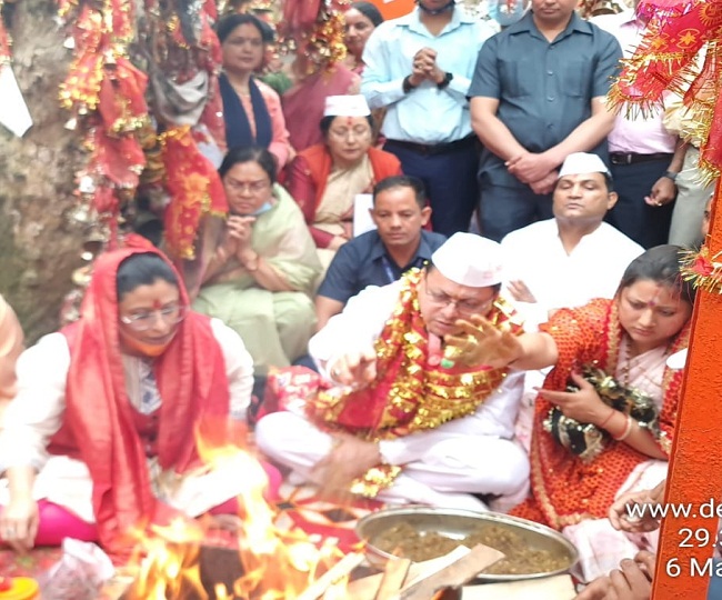 सीएम धामी ने पत्नी संग गोल्ज्यू देव से की प्रदेश की खुशहाली की कामना