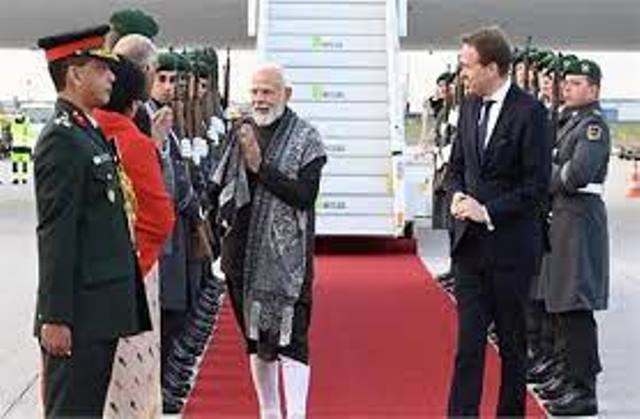 बर्लिन पहुंचे पीएम नरेन्द्र मोदी, कहा-भारत और जर्मनी के बीच दोस्ती मजबूत होने का विश्वास है