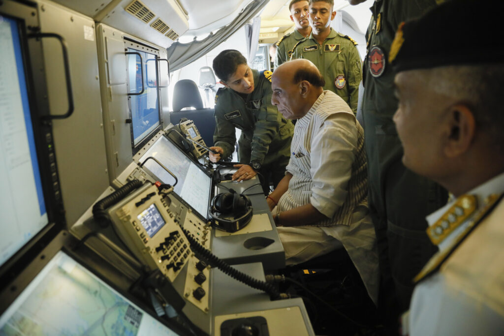 रक्षामंत्री राजनाथ सिंह ने भारतीय नौसेना के पी8I विमान से अरब सागर के ऊपर भरी उड़ान