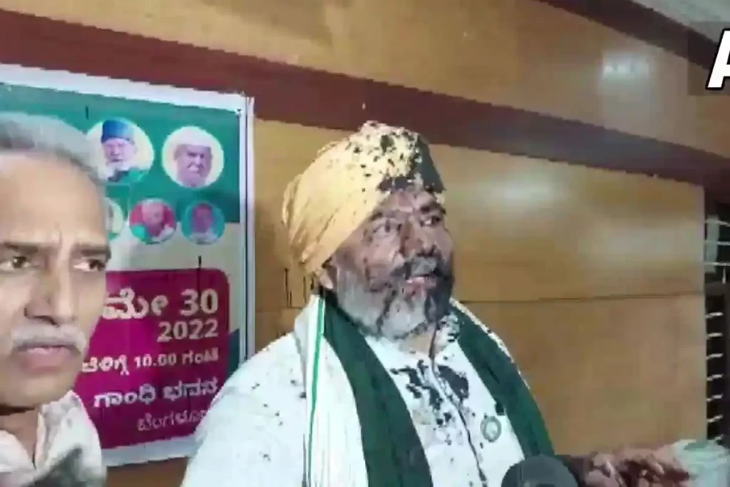 कर्नाटक में किसान नेता राकेश टिकैत के मुंह पर फेंकी गई काली स्याही, यहां देखें वीडियो