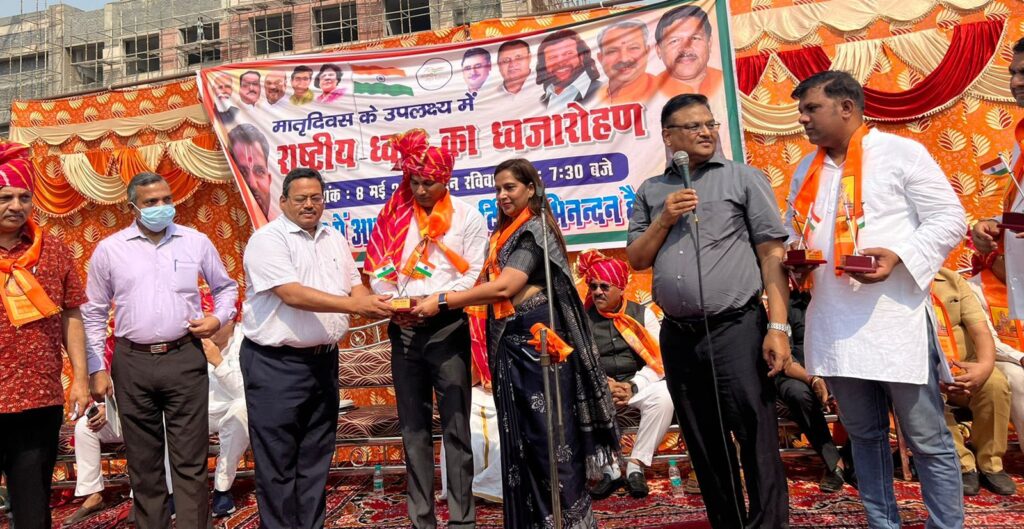 दिल्ली: पूर्व मेयर प्रीति अग्रवाल ने रोहिणी सेक्टर 18 . में फहराया 75 फीट ऊंचा राष्ट्रीय झंडा