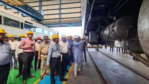 केंद्रीय रेल मंत्री अश्विनी वैष्णव ने वंदे भारत रेलगाड़ियों के निर्माण कार्य का किया निरीक्षण किया