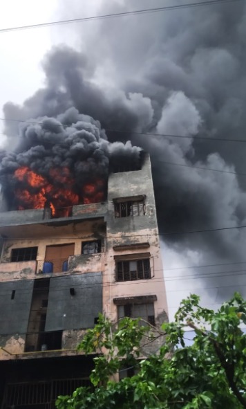 दिल्ली के बवाना में थिनर फैक्ट्री में लगी भीषण आग, मौके पर पहुंची फायर ब्रिगेड की 17 से ज्यादा गाड़ियां