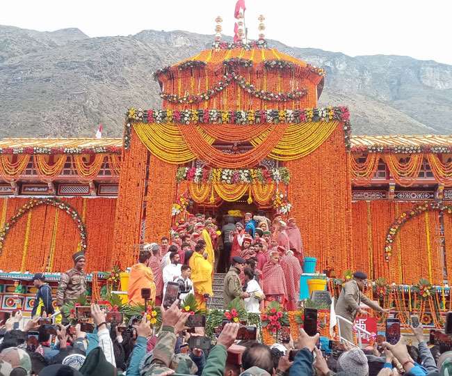 विधिविधान के साथ खुले बदरीनाथ मंदिर के कपाट, प्रधानमंत्री के नाम से हुई पहली पूजा